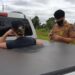 Mulher rastreia marido, flagra com amante em motel e toma atitude; veja vídeo