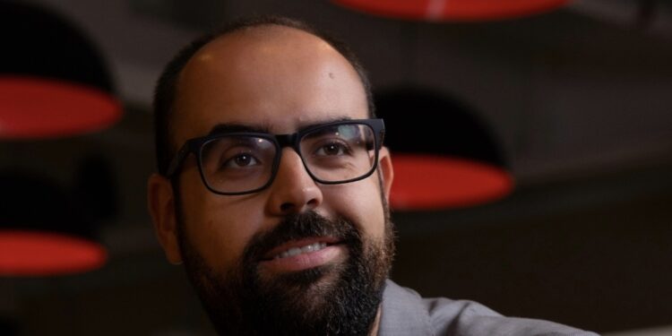 Empresário brasileiro ganha destaque ao transformar criatividade em resultados no marketing digital