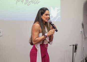 Fê Mendonça une autenticidade, impacto social e comunicação sem filtros para inspirar milhares de mulheres