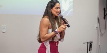 Fê Mendonça une autenticidade, impacto social e comunicação sem filtros para inspirar milhares de mulheres